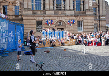 Festival Fringe d'Édimbourg, Écosse, Royaume-Uni. Août 26, 2019. Dernier jour de la 2019 Edinburgh Fringe et le soleil brillait, avec rapport public record et le plus de tickets vendus jamais. Corey Pickett divertissent le public dans la place du Parlement avec sa performance interactive whacky Banque D'Images