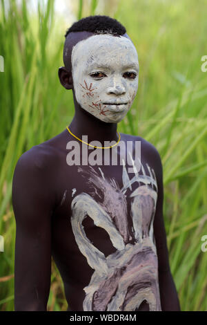 Jeune garçon Suri tribal lors d'une cérémonie en basse vallée de l'Omo près de l'Éthiopie, Kibish Banque D'Images