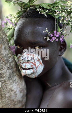 Jeune garçon Suri tribal lors d'une cérémonie en basse vallée de l'Omo près de l'Éthiopie, Kibish Banque D'Images