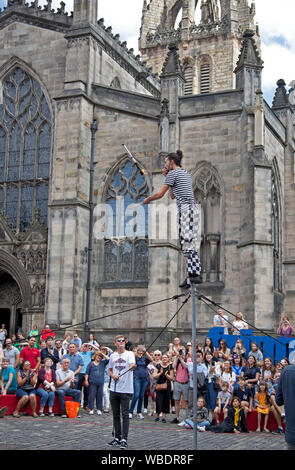 Festival Fringe d'Édimbourg, Écosse, Royaume-Uni. Août 26, 2019. Dernier jour de la 2019 Edinburgh Fringe et le soleil brillait, avec rapport public record et le plus de tickets vendus jamais. Sur la photo le Filou Ryhs feu jonglerie de torche et de manger une pomme. Banque D'Images