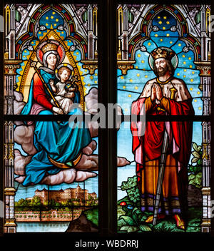 Vitrail représentant la Vierge Marie avec l'enfant Jésus et le roi Saint Étienne Ier dans la cathédrale Sainte-Élisabeth (Dóm svätej Alžbety). Banque D'Images