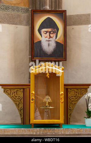Les reliques du Saint Charbel libanaise affiche pour la vénération des fidèles dans la Cathédrale de St Elisabeth (Svatej Alzbety Dom). Banque D'Images