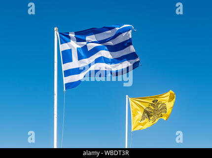 Drapeau national de la Grèce et Drapeau byzantin contre fond de ciel bleu. Banque D'Images