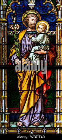 Vitrail représentant Saint Joseph avec l'enfant Jésus dans la cathédrale Sainte-Élisabeth (Dóm svätej Alžbety) à Košice, Slovaquie. Banque D'Images
