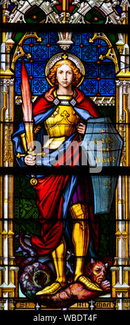 Vitrail représentant Saint Michel Archange, dans la Cathédrale de St Elisabeth (Svatej Alzbety Dom). Banque D'Images