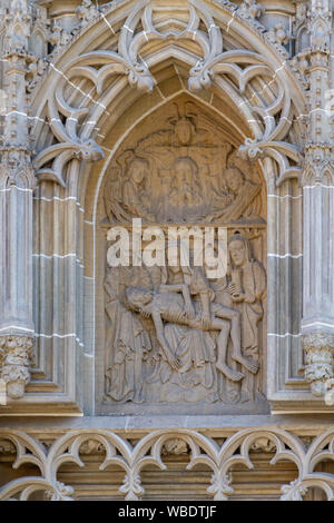 Une sculpture de la Pieta de secours au-dessus de l'entrée de la cathédrale de St Elisabeth (Svatej Alzbety Dom). Banque D'Images