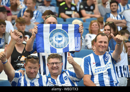 Le soutien des fans de Brighton Bury FC dans leur lutte pour rester dans la ligue au cours de la Premier League match entre Brighton et Hove Albion et de Southampton à l'American Express Community Stadium , Brighton , 24 août 2019 Bury sont sur le point de sortir de l'EFL à moins qu'un acheteur peut être trouvé . Usage éditorial uniquement. Pas de merchandising. Pour des images de football Premier League FA et restrictions s'appliquent inc. aucun internet/mobile l'usage sans licence FAPL - pour plus de détails Football Dataco contact Banque D'Images