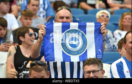 Le soutien des fans de Brighton Bury FC dans leur lutte pour rester dans la ligue au cours de la Premier League match entre Brighton et Hove Albion et de Southampton à l'American Express Community Stadium , Brighton , 24 août 2019 Bury sont sur le point de sortir de l'EFL à moins qu'un acheteur peut être trouvé . Usage éditorial uniquement. Pas de merchandising. Pour des images de football Premier League FA et restrictions s'appliquent inc. aucun internet/mobile l'usage sans licence FAPL - pour plus de détails Football Dataco contact Banque D'Images