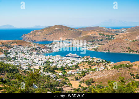 Vue paysage de Skala du port et la ville, l'île de Patmos, Grèce. Banque D'Images