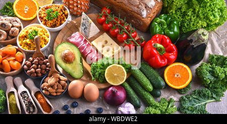 La composition avec un assortiment de produits alimentaires sur table de cuisine. Banque D'Images
