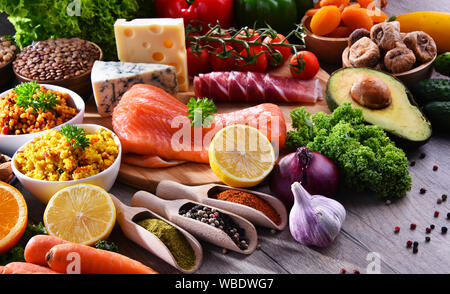 La composition avec un assortiment de produits alimentaires sur table de cuisine. Banque D'Images