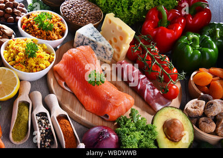 La composition avec un assortiment de produits alimentaires sur table de cuisine. Banque D'Images