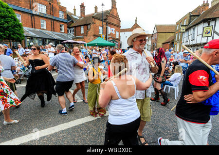 Folk Festival Ale et sandwich. Danse traditionnelle atelier en plein air avec diverses personnes, jeunes et vieux essayant de Morris dance dans la rue. Banque D'Images