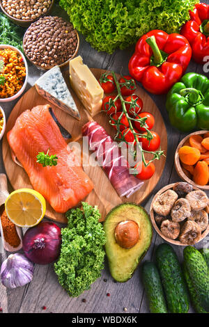 La composition avec un assortiment de produits alimentaires sur table de cuisine. Banque D'Images