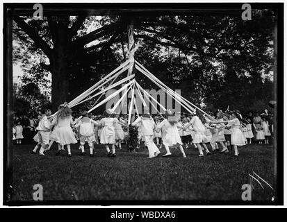 Fête de charité de l'amitié. MAYPOLE DANCE Abstract/moyenne : 1 négatif : vitrage ; 5 x 7 in. ou moins Banque D'Images