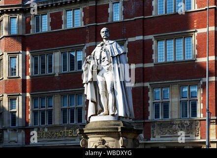 Statue de Charles Henry Wilson, ancien député, bienfaiteur et ligne de navigation propriétaire, Alfred Gelder Street, Hull, East Yorkshire, Angleterre, Royaume-Uni. Banque D'Images