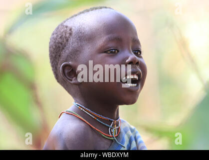 Jeune garçon Suri tribal lors d'une cérémonie en basse vallée de l'Omo près de l'Éthiopie, Kibish Banque D'Images