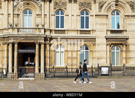 Couple en passant devant le Musée Maritime, la reine Victoria Square, Hull, East Yorkshire, England UK Banque D'Images