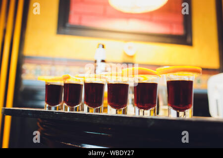 Tequila or et argent avec la cannelle et le sel sur fond de bois Banque D'Images