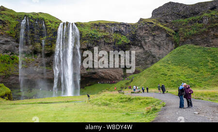 Les gens, les touristes et les voyageurs visitent la cascade de Seljalandsfoss, l'Islande. Banque D'Images