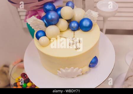 Gâteau pour la première communion avec croix sur fond blanc Banque D'Images