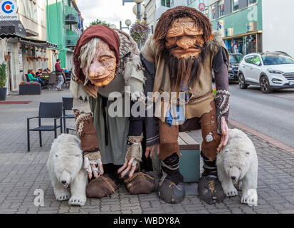 Vue de l'Islande est caché les gens sur la rue Hafnarstraeti dans la ville d'Akureyri, Islande. Banque D'Images