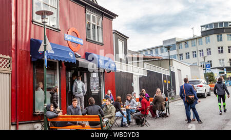 Les touristes, les gens marcher dans le quartier commerçant de Reykjavik, Islande. Banque D'Images