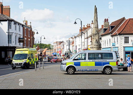 La police et d'ambulance van, Market Place, Selby, North Yorkshire, England UK Banque D'Images