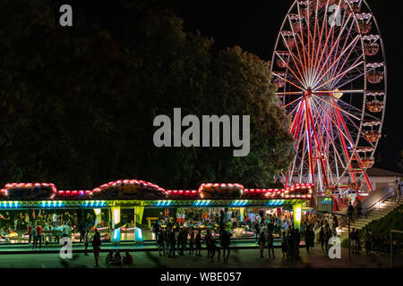 Stadtfest Brugg 24 août 2019. Photographie de rue. Lunapark de nuit avec des allumés de la roue tournante et autosooter à Brugg. Banque D'Images