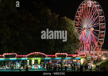 Stadtfest Brugg 24 août 2019. Photographie de rue. Lunapark de nuit avec des allumés de la roue tournante et autosooter à Brugg. Banque D'Images