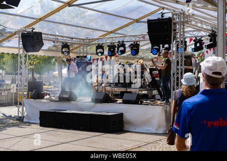 Stadtfest Brugg 25 août 2019. Photographie de rue. Deux enfants chanter une chanson sur la guitare et la batterie avec le groupe 101 degrés.. Banque D'Images