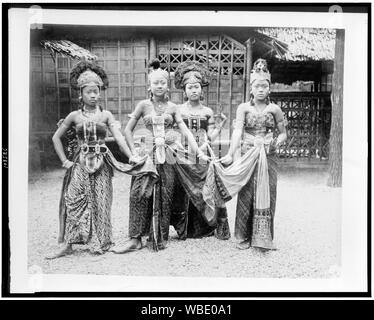 Quatre femmes danseurs dans Village javanais, portrait en pied, debout, en costume, Exposition de Paris, 1889 Abstract/moyenne : 1 tirage photographique : albumen. Banque D'Images