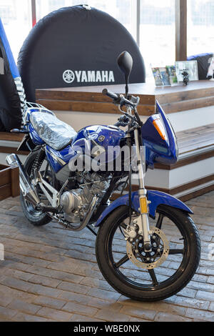 La Russie, Izhevsk - Août 23, 2019 : Moto Yamaha shop. Nouvelle moto YBR125 en magasin moto moderne. Monde célèbre marque. Banque D'Images