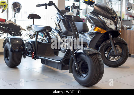 La Russie, Izhevsk - Août 23, 2019 : Moto Yamaha shop. La mobilité à trois roues scooter électrique est debout sur un concessionnaire d'exposition. Aide à la mobilité moderne Banque D'Images