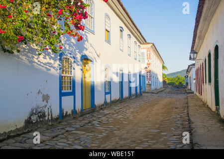 Rue du centre historique de Paraty, Rio de Janeiro, Brésil. Paraty est un coloniale portugaise et brésilienne préservé municipalité impériale. Banque D'Images