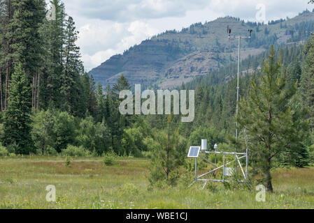 La station météorologique à Minam River Lodge dans les montagnes de l'Oregon Wallowa. Banque D'Images