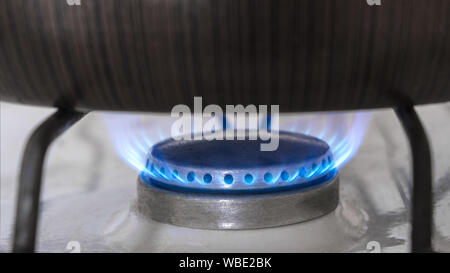 Poêle sur une cuisinière. La combustion de gaz naturel gaz de cuisine. Bord en acier avec un brûleur gaz close up Banque D'Images