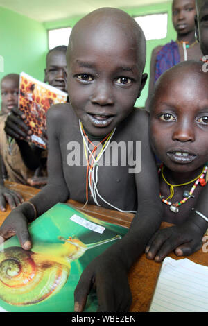 Les élèves de la tribu Suri dans une école primaire de l'Omo, Ethiopie. Banque D'Images