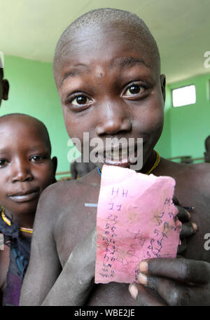 Les élèves de la tribu Suri dans une école primaire de l'Omo, Ethiopie. Banque D'Images