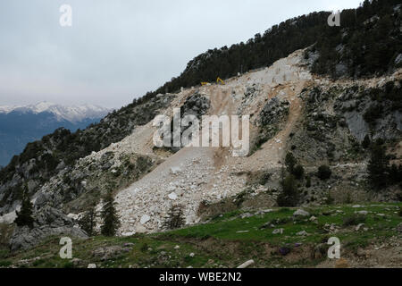 Carrières de marbre ouvert indifféremment donner d'importants dommages à la nature et les forêts Banque D'Images