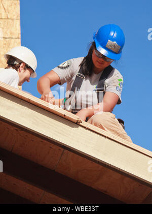 Oakland, Californie - Jan 8, 2011 : Les bénévoles aident à construire de nouvelles maisons pour les pauvres avec Habitat pour l'humanité Banque D'Images