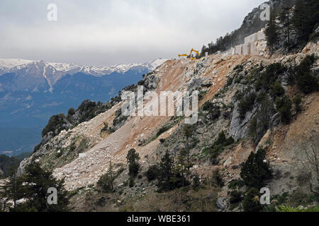 Carrières de marbre ouvert indifféremment donner d'importants dommages à la nature et les forêts Banque D'Images