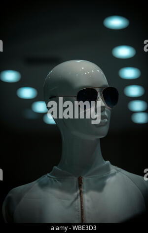 Robot ou poupée robotique shirt et lunettes de soleil. Mannequin en boutique. Avenir et design futuriste. Tendance de la mode et de style. Shopping et vente concept Banque D'Images