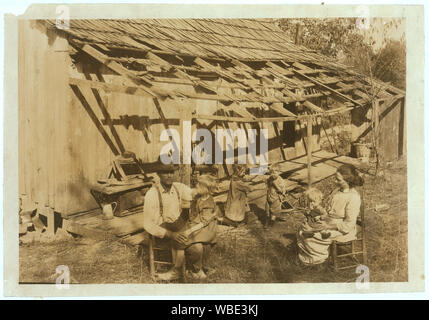 Frank Burditt et famille. Ils louer cette cabane délabrée et essaient de gagner leur vie au large de la terre maigre à proximité. Résumé : des photographies sur les dossiers de la Commission nationale sur le travail des enfants (États-Unis) Banque D'Images