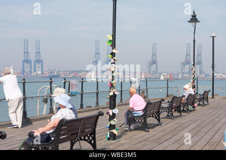 Ha'penny pier, Harwich, Essex dans le soleil d'été, avec vue sur le port de Felixstowe. Banque D'Images