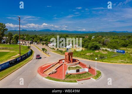 Vue aérienne de la statue ou le monument du célèbre cheval, El Moro de Cumpas, l'entrée de la ville de Cumpas, Sonora, Mexique. Route de la Sierra de Sonora au Mexique. situé dans la région basse de la Sierra Madre Occidente. Il a été fondé en 1643 par le missionnaire jésuite Egidio Monteffio sous le nom de Notre Dame de l'assomption de Cumpas, avec l'objectif d'évangéliser les tribus de l'opale qui habitaient à cet endroit dans les temps antérieurs et lors de la conquête. (© Photo : LuisGutierrez NortePhoto.com) / Vista Aerea de la estatua o monumento del famoso caballo , El Moro de Cumpas, la entra Banque D'Images