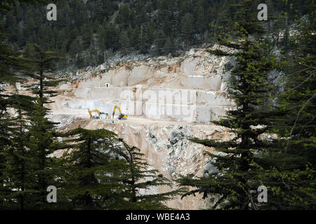 Carrières de marbre ouvert indifféremment donner d'importants dommages à la nature et les forêts Banque D'Images