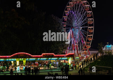 Stadtfest Brugg 24 août 2019. Photographie de rue. Lunapark de nuit avec des allumés de la roue tournante et autosooter à Brugg. Banque D'Images