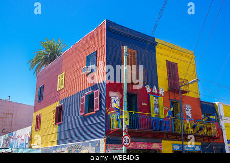 BUENOS AIRES, ARGENTINE - 30 janvier 2018 : Une zone colorée Caminito est dans les quartiers de La Boca à Buenos Aires. Peintes de couleurs vives avec les bâtiments. Banque D'Images