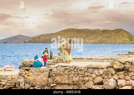 L'Isla del Sol, BOLIVIE - 12 MAI 2018 : Les sections locales construire une jetée en pierres dans village Challa sur Isla del Sol l'île du soleil. Lac Titicaca, en Bolivie. Banque D'Images
